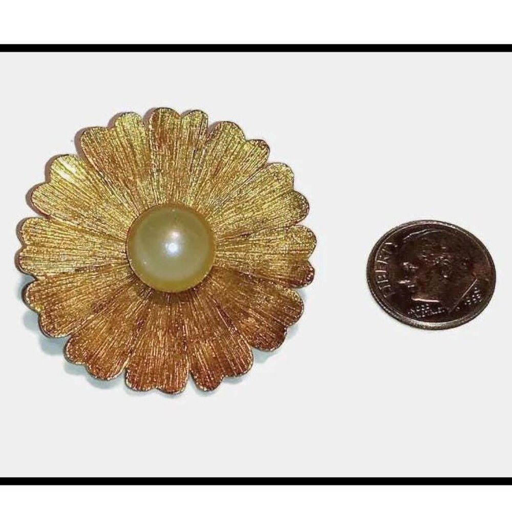 DeNicola Vintage Daisy‎ Flower Brooch With Faux Pearl